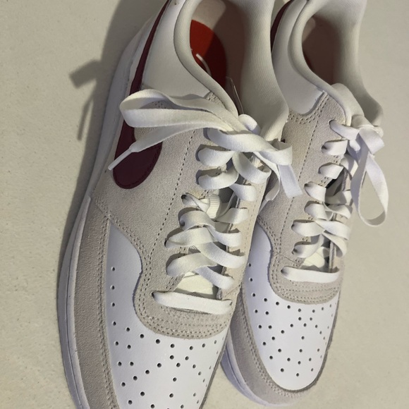 Nike Men's Court visión LO Shoes in White and Burgundy - Picture 2 of 5